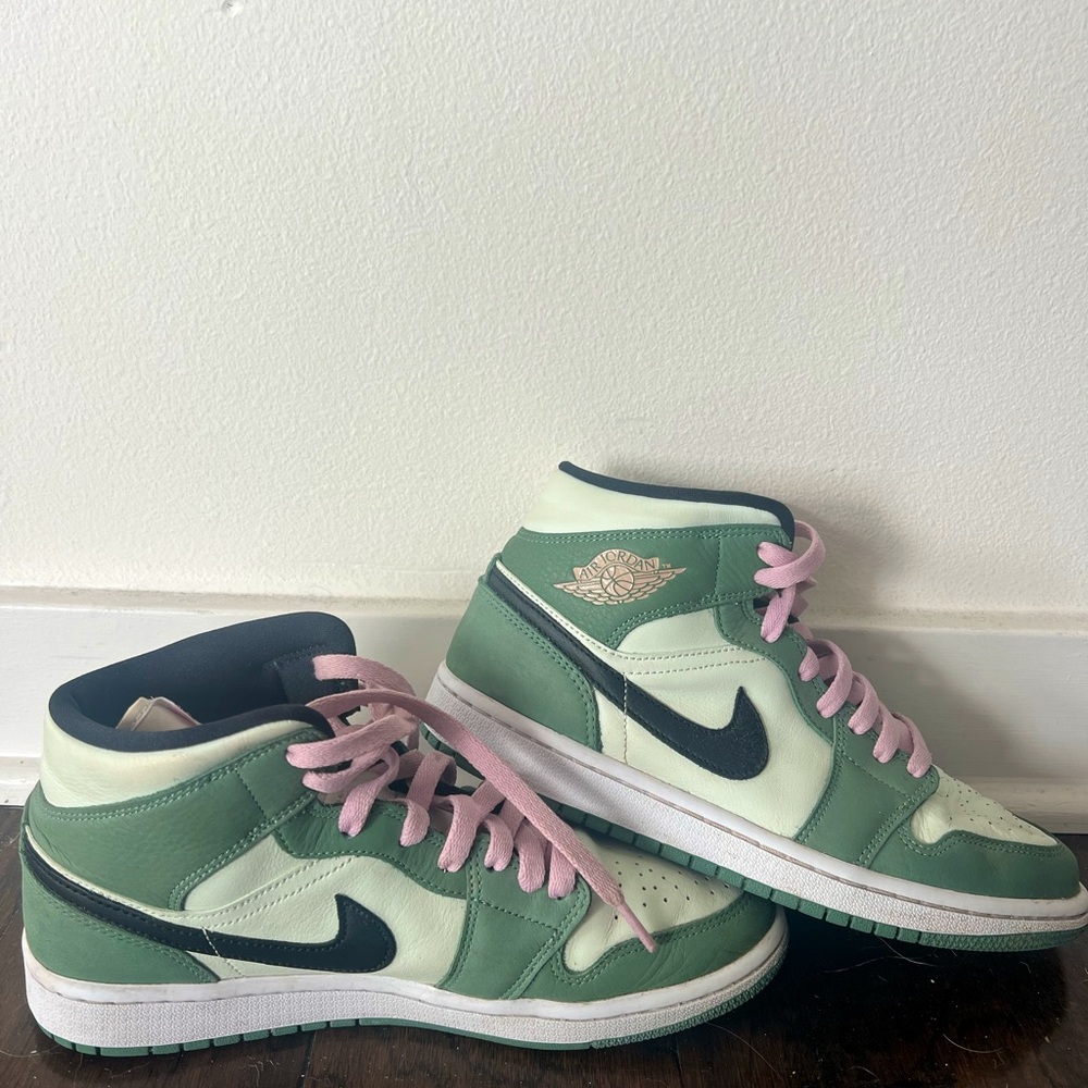 Wmns Air Jordan 1 Mid SE 'Dutch Green'